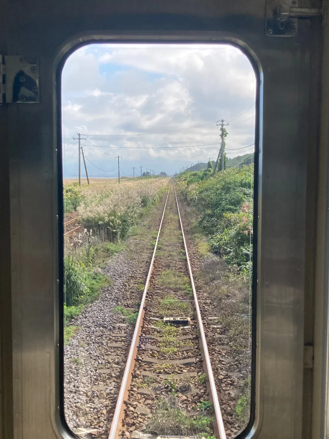 列車の中から見た複線で真っ直ぐに伸びた線路