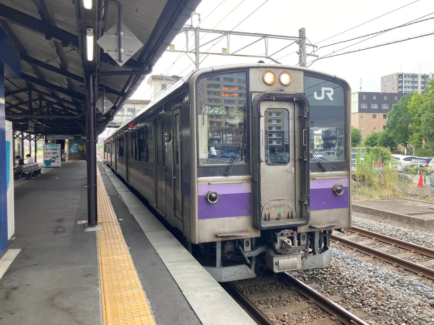 紫色の帯を纏った列車