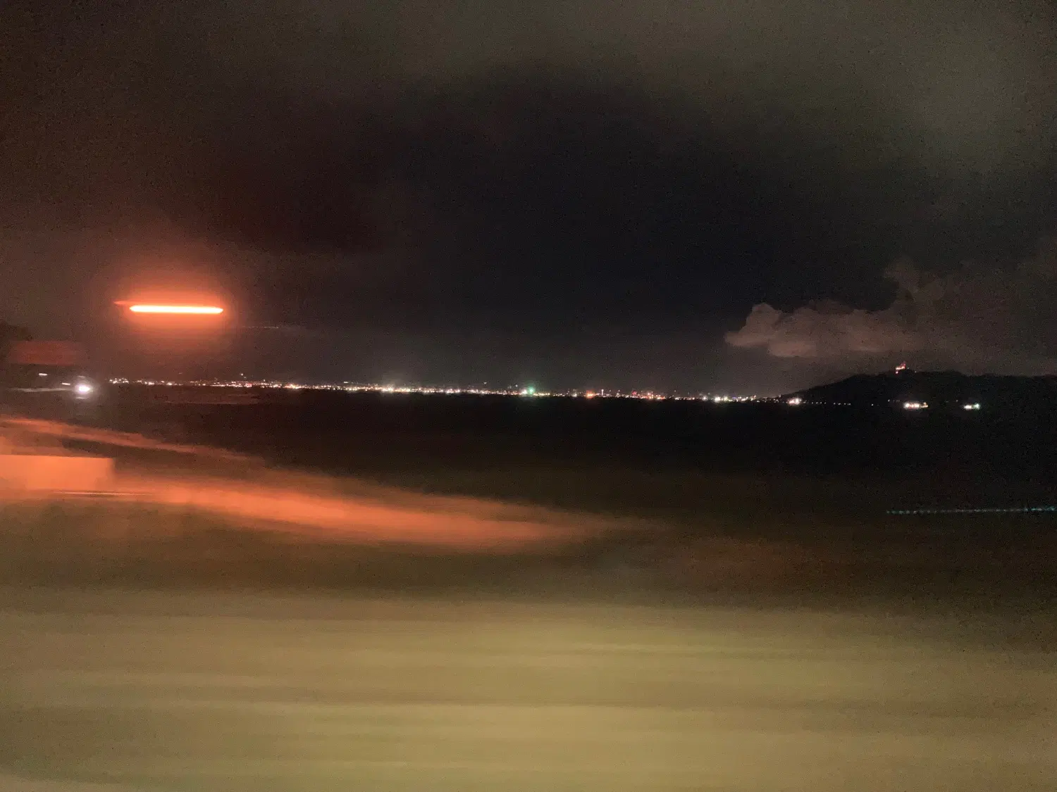 車窓から見る海を挟んだ函館と函館山