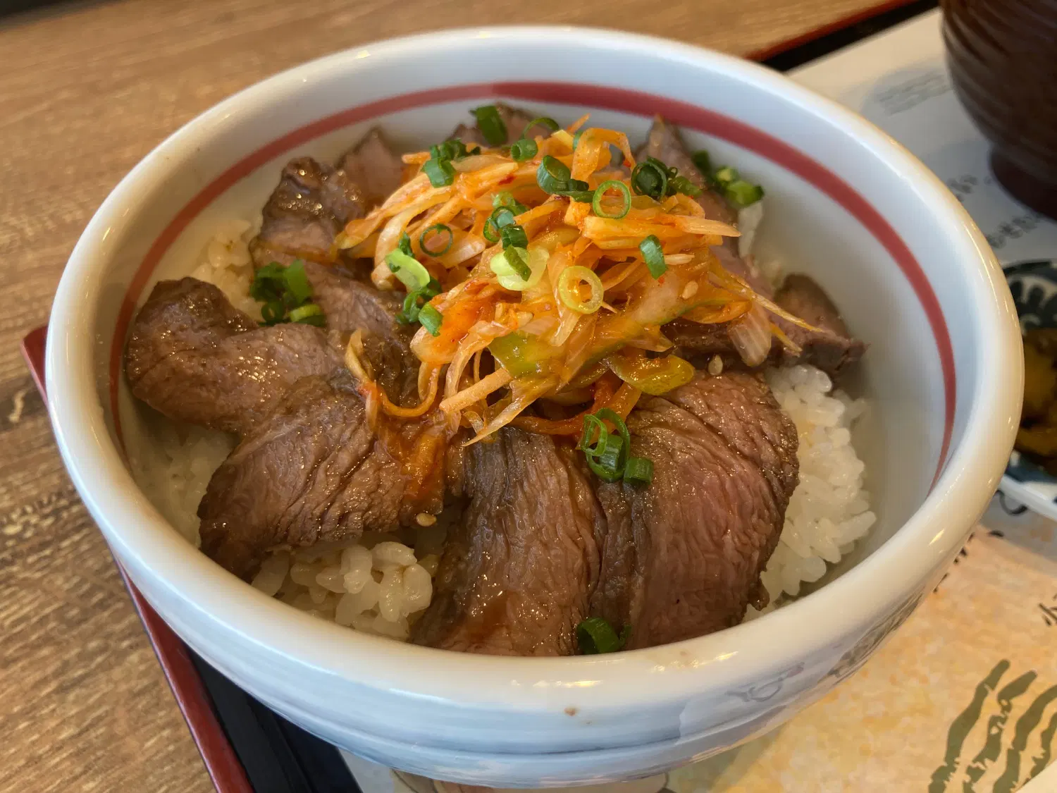 ロースト鹿肉が乗っているどんぶり