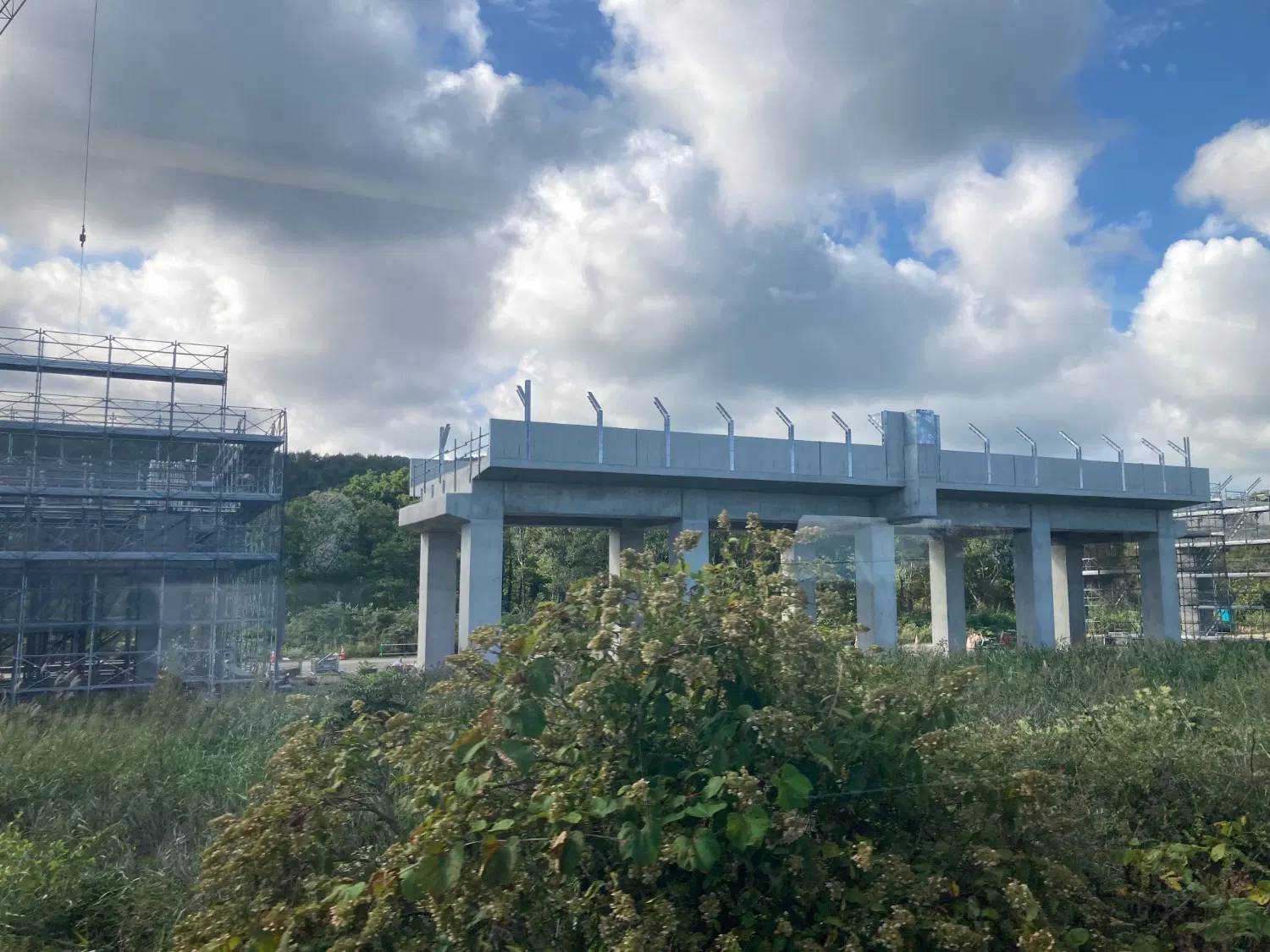 線路脇に伸びる建設中の北海道新幹線の高架