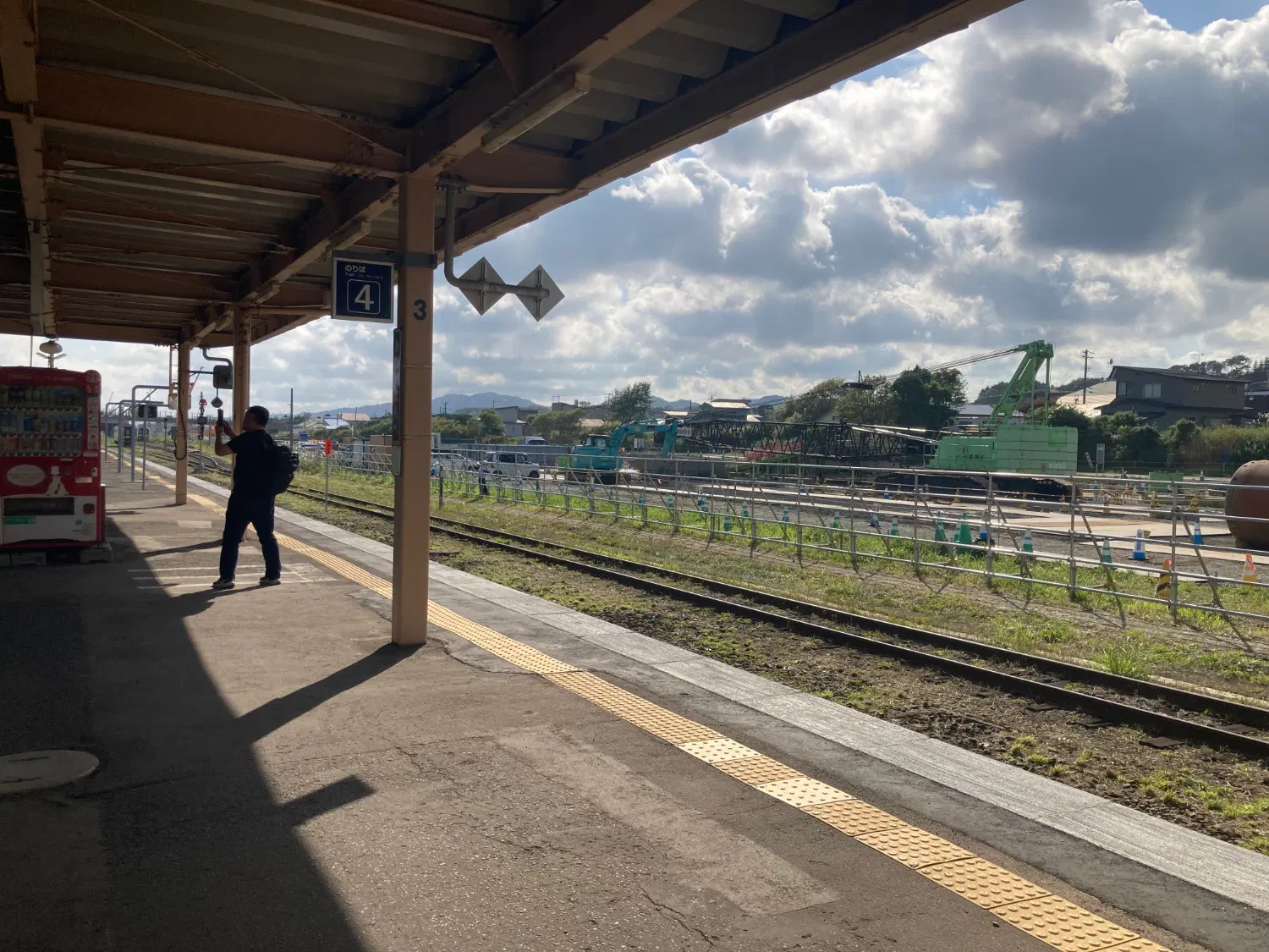 駅の脇で建設が進んでいる北海道新幹線