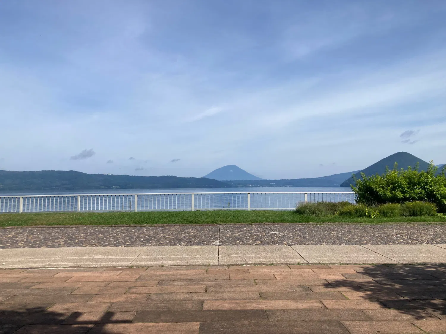 湖畔のベンチから撮った洞爺湖、奥に羊蹄山が見える