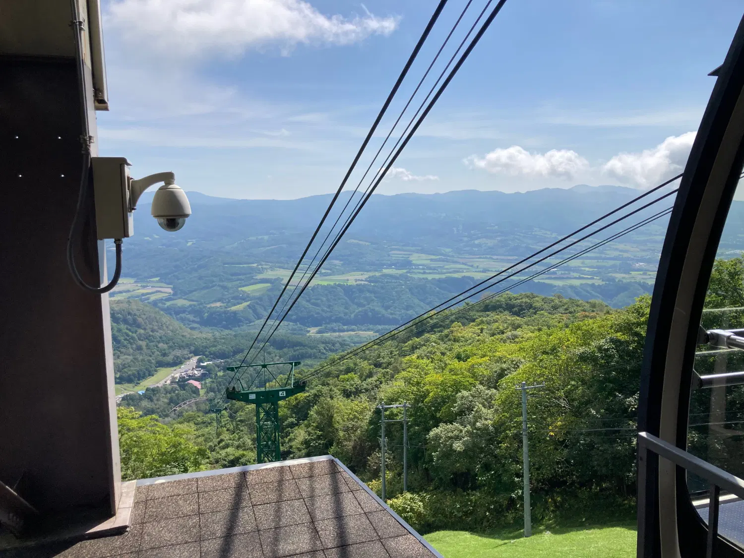 ロープウェイの山頂駅から見下ろす北海道の大地