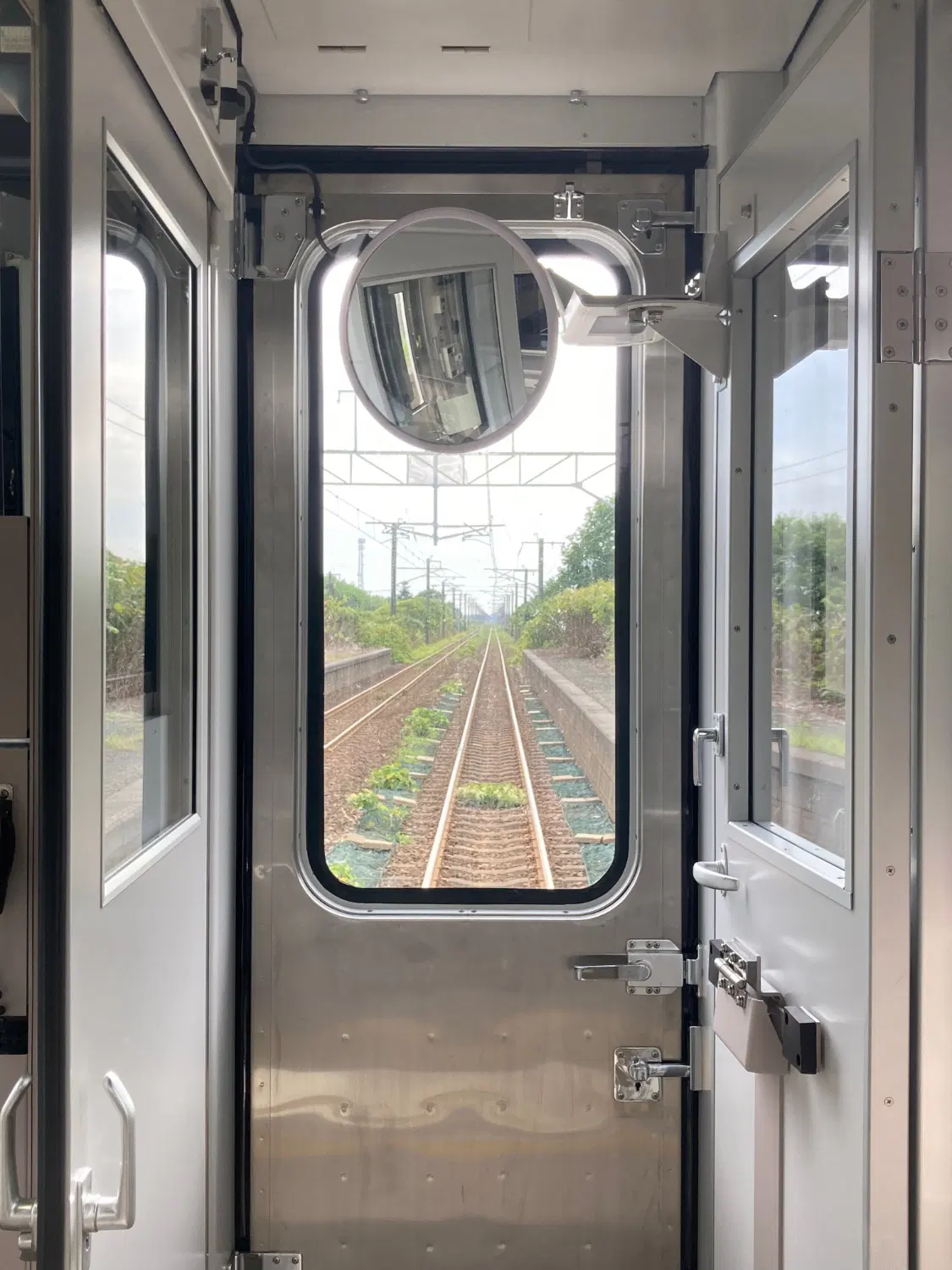 列車の中から見た複線で真っ直ぐに伸びた線路