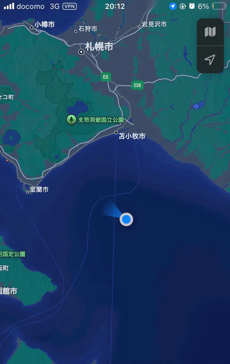 苫小牧沖合に居ることが分かる地図アプリの画面