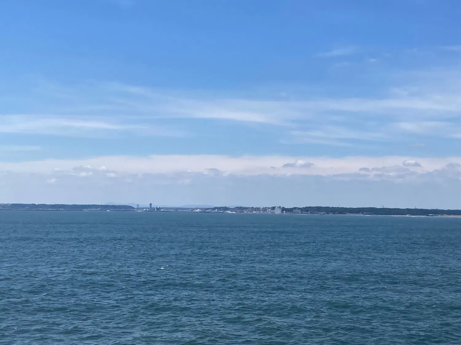 海の奥に大洗の街が見える