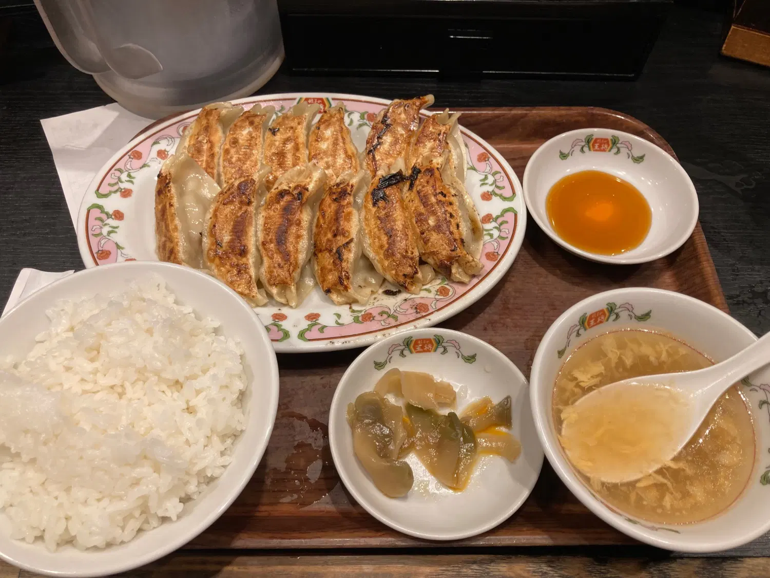 餃子が12個並んだボリューミーな餃子定食
