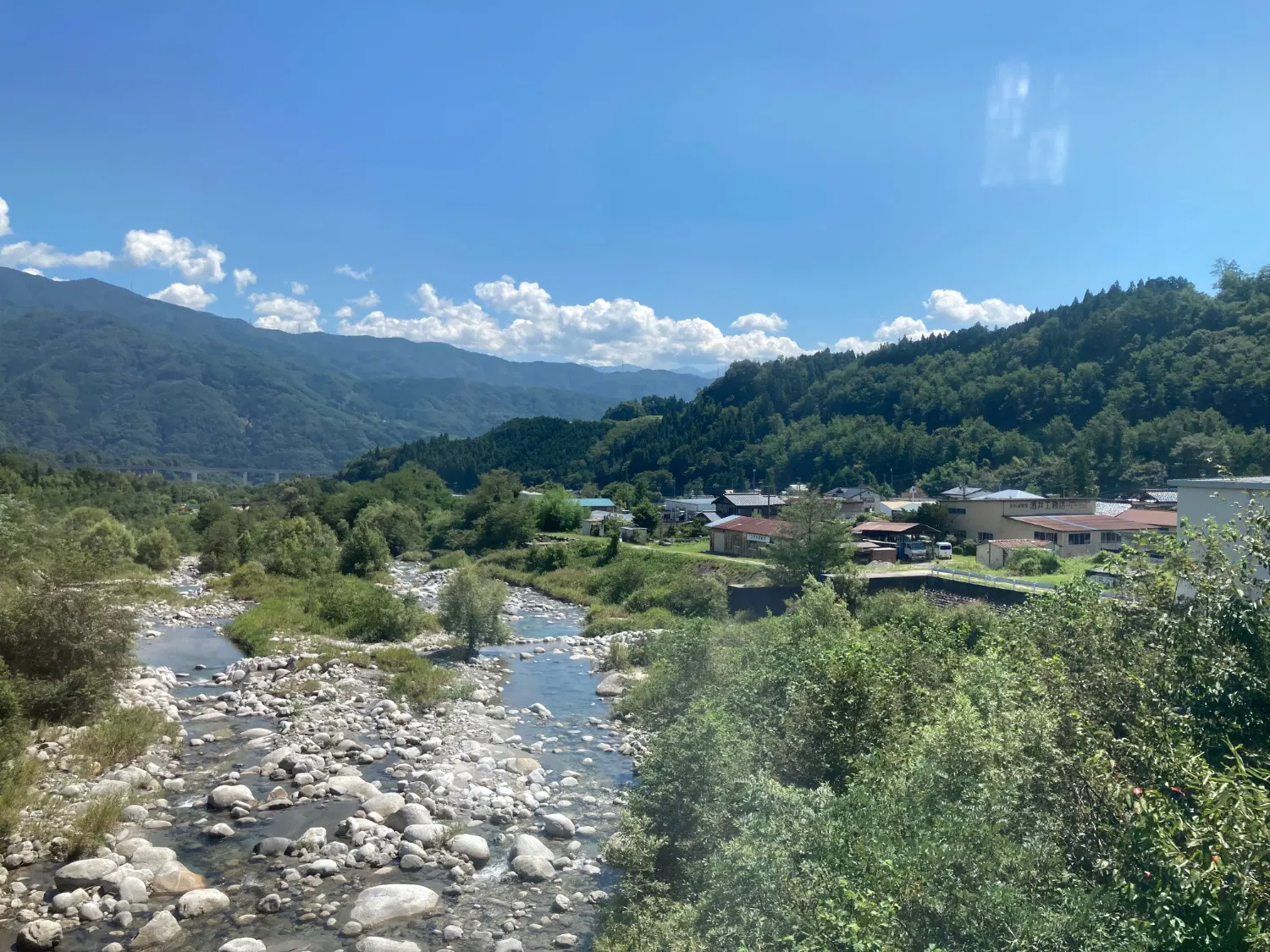 のどかな川の景色