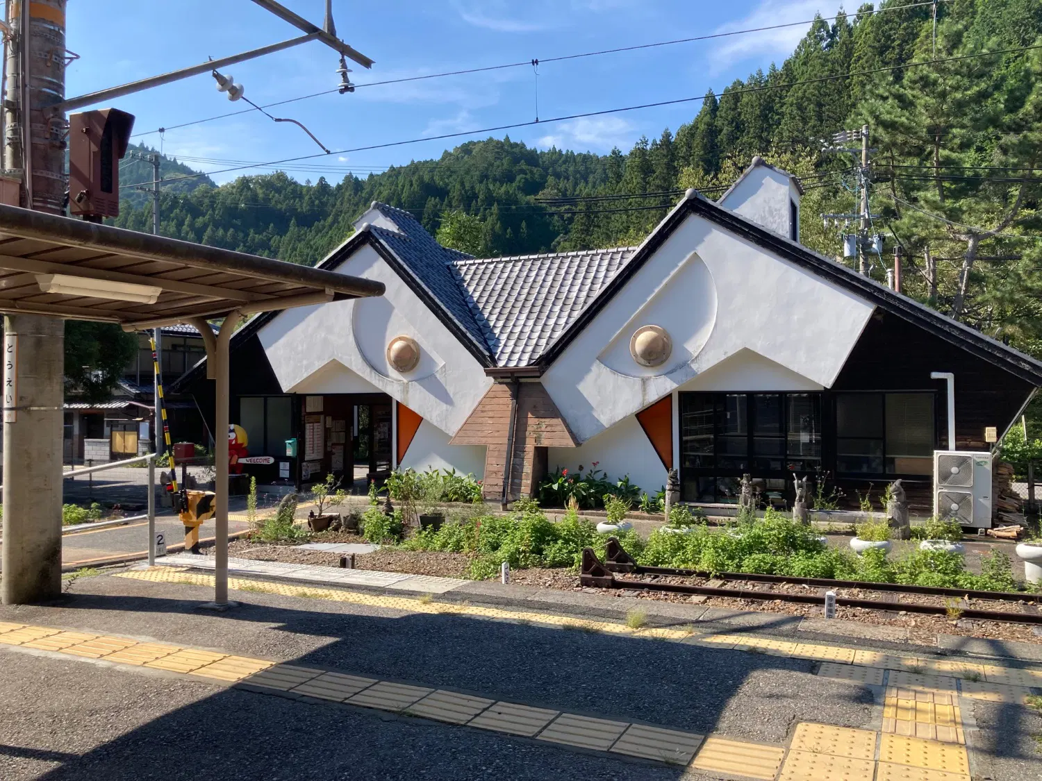 鬼の面をモチーフにした特徴的な東栄駅の駅舎